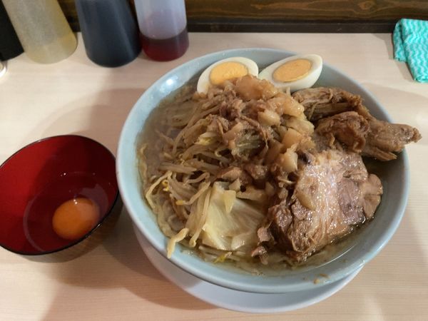 「ラーメン少なめ　生卵サービス」@ラーメン富士丸 平塚店の写真