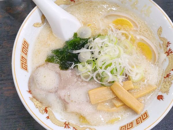 「函館塩らーめん＋味付玉子」@北海道ラーメン 東京味源 神田駅前店の写真