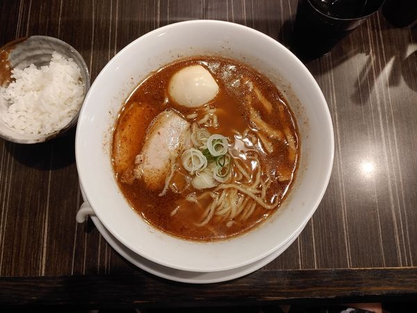 「魚介黒醤油らーめん　煮玉子」@なるとや 大須店の写真