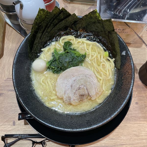 「家系ラーメン 醤油 並」@横浜家系ラーメン 壱角家 渋谷センター街店の写真