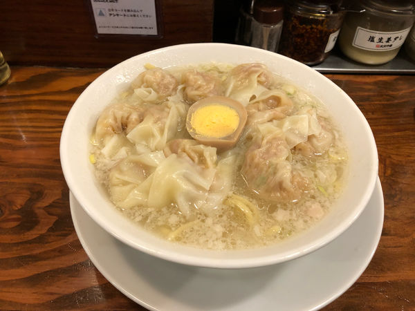 「粗挽き旨味雲呑麺　塩」@広州市場 西新宿店の写真
