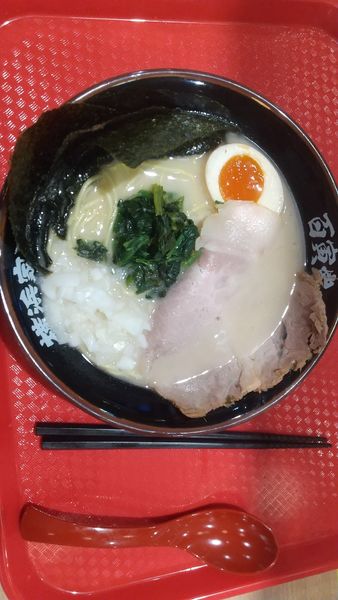 「家系濃厚とんこつ塩」@横浜家系ラーメン 百寅家 イオンモール新居浜店の写真