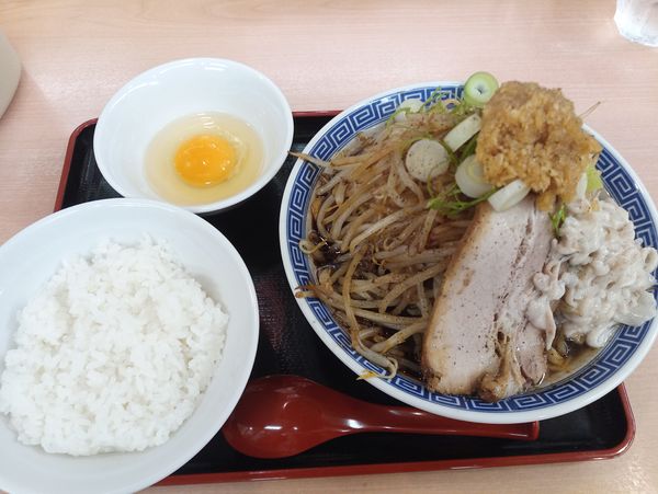 「富山ブラック角ふじ並930円(生卵、ライス付き)」@麺屋 勝天の写真