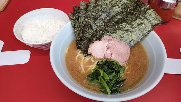 「ラーメン(味濃いめ･麺硬め)+海苔･ライス(サービス)」@横浜ラーメン 武蔵家 大井町店の写真