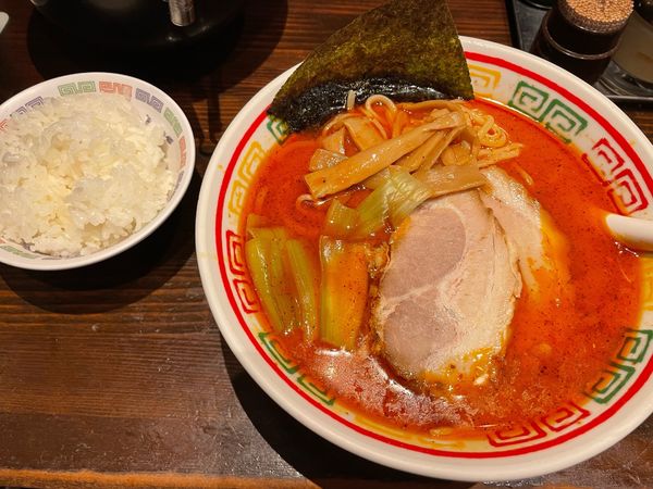 「赤ラーメン900円＋小ライス無料」@麻布ラーメン 麻布十番店の写真
