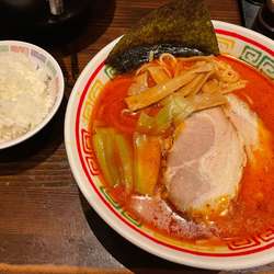 赤ラーメン900円＋小ライス無料