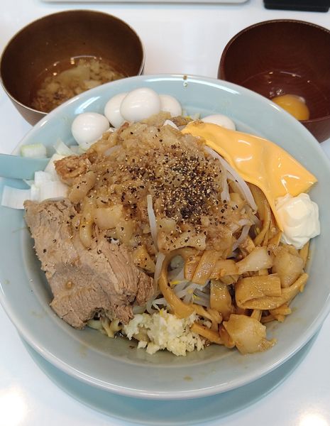 「汁なし＋チーズ､ウズラ､生卵」@麺屋 顎で喰らえの写真