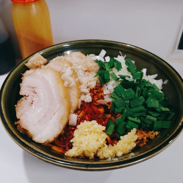 「限定F(辛い汁なしスッパメン)+豚券」@ハイパーファットンの写真