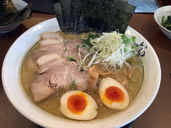 「醤油とんこつスペシャル 1000円」@究極ラーメン 横濱家 四街道店の写真