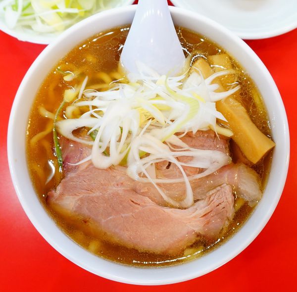 「ラーメンハーフ＋ネギ＋味玉」@麺来亭の写真