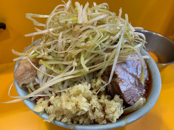 「小辛いんじゃねぇ〜　ニンニクアブラマシマシ　生姜　葱　生卵」@ラーメン二郎 八王子野猿街道店2の写真