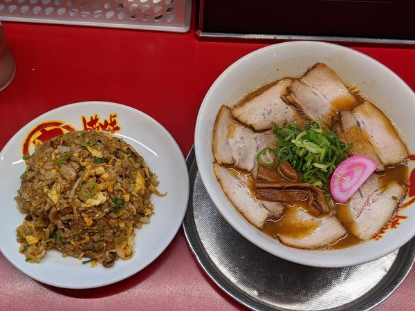 「特+ハンチャン」@丸高中華そば 神戸二宮店の写真