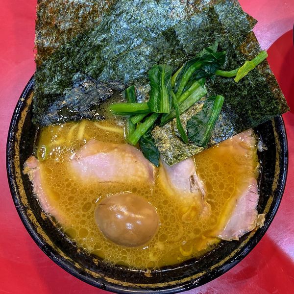 「チャーシューメン ¥800 味玉 ¥100 ライス ¥120」@家系総本山 ラーメン吉村家の写真