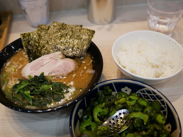「ラーメン 並盛 麺硬め＋味濃いめ＋油多め＋サービスライス」@麺家 千祥の写真
