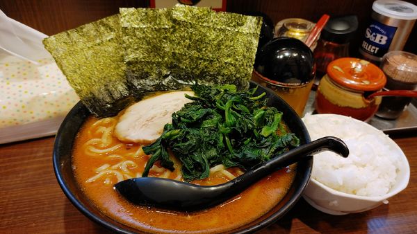 「辛味噌豚骨大・ほうれん草(硬め濃いめ小ライス)￥930」@横浜家系ラーメン 武の写真
