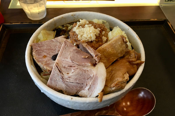 「【期間限定】鶏鶏ブラック 950円＋豚チャーシュー増し」@INOSHOWの写真