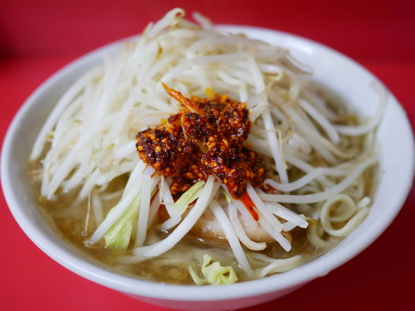「小 辣油」@ラーメン二郎 千住大橋駅前店の写真