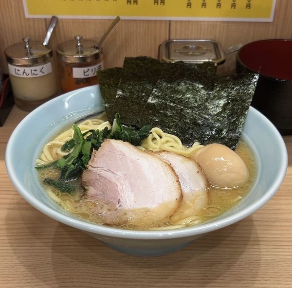 「味玉ラーメン 中」@ラーメン たかし屋 犢橋店の写真