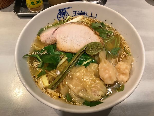 「【限定】黄ニラと2種ワンタンの香油塩らぁめん」@中華蕎麦 瑞山（ZUIZAN）の写真