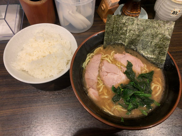 「濃厚とんこつラーメン＋ライス」@横浜らーめん 寿三家の写真
