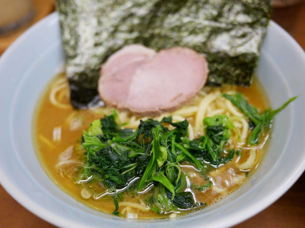 「ラーメン 並 麺硬め＋味濃いめ＋油多め＋サービスライス＋サー」@横浜ラーメン 武蔵家 北千住店の写真