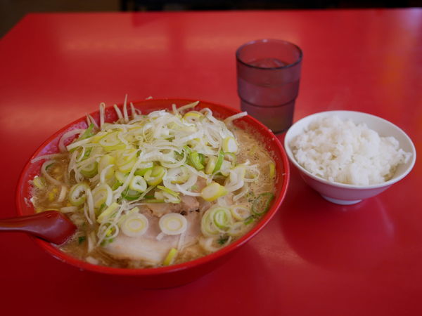 「みそらーめん 麺硬め＋薬味多め＋サービスライス」@らーめん弁慶 浅草本店の写真