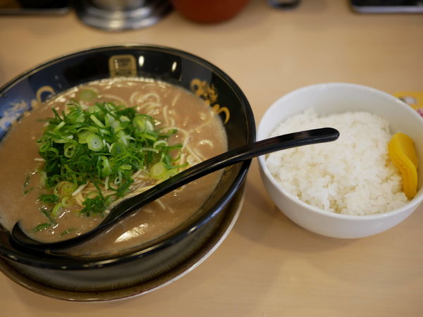 「超こってり 麺硬め＋サービスライス」@天下一品 神田店の写真