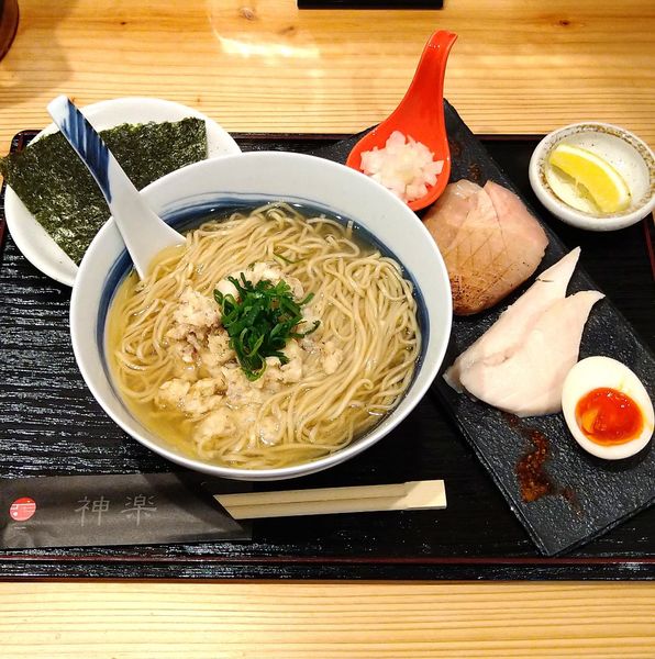 「特製真鯛塩ラーメン 1390円」@海老で鯛を釣る麺堂 神楽 刈谷分店の写真