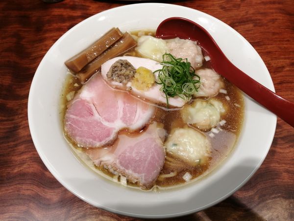 「ワンタン醤油そば   1100円」@三馬路 東京店の写真