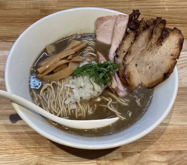 「限定濃厚煮干そば肉増し＋煮干油和え玉」@らーめん 改の写真