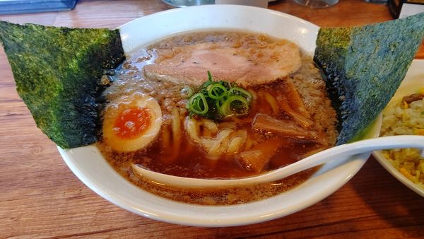 「うめまるラーメン８７０円&ランチセット３００円」@二代目うめまる 麺や 日の出の写真