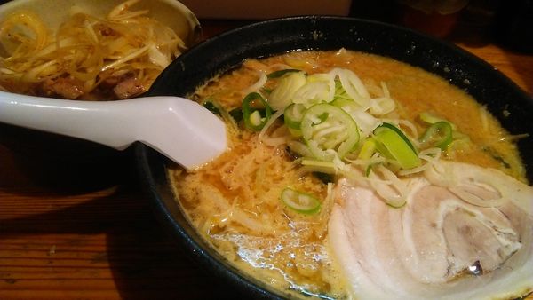 「みそらーめん 800円＋ネギチャーシューごはん 300円」@こってりらーめん せきやけの写真