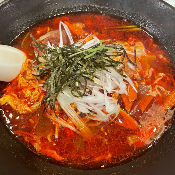 「カルビラーメン（大辛） 900円」@焼肉とうげん 大泉店の写真