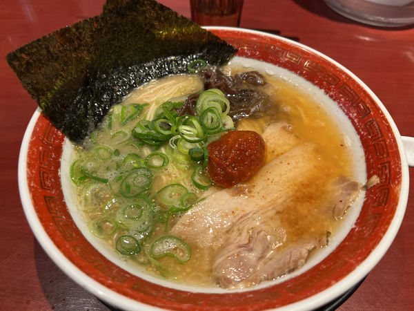 「赤とんこつ　バリ硬」@博多らーめん ばりかた屋 与野店の写真