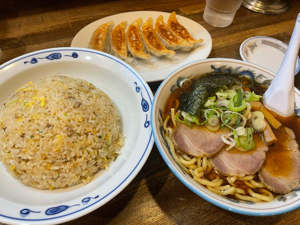 「手打ラーメン + 大盛チャーハン + 餃子」@豚平 本店の写真
