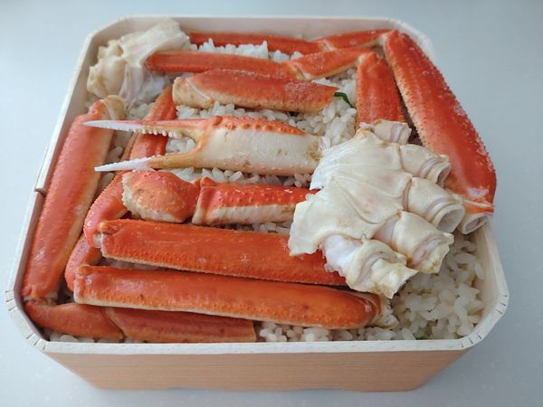 「（テイクアウト）カニピラフ折詰・殻付き 大　２９１６円　※」@シーフードレストラン メヒコ 浅草店の写真