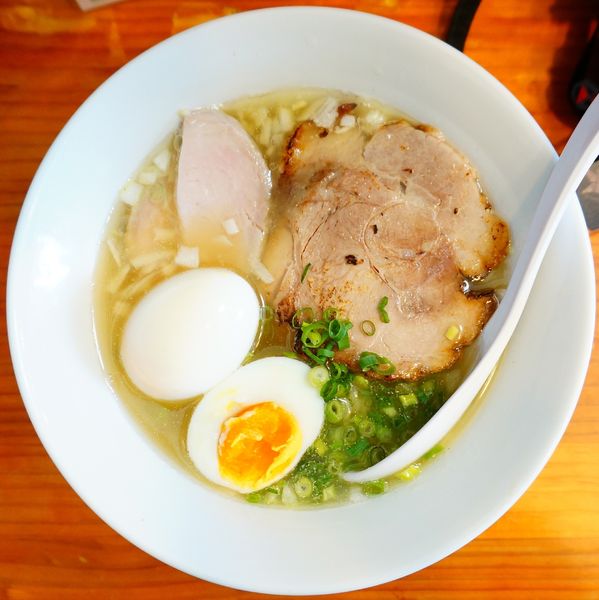 「塩そば＋味玉」@ラーメン 三原色の写真