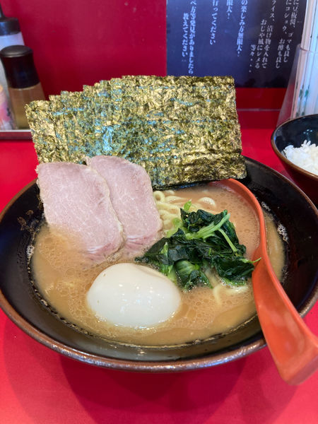 「得製ラーメンのり増し」@横浜ラーメン おか本の写真