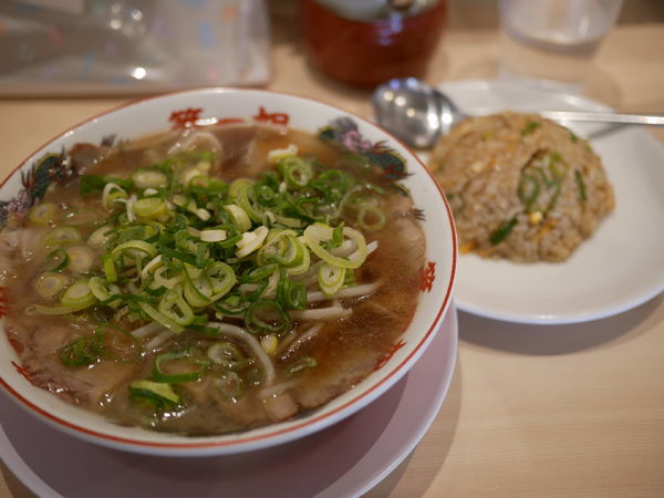 「半チャーハンセット 麺硬め＋味濃いめ＋赤白半々」@本家 第一旭 神保町店の写真