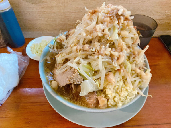「ブタメン麺半分カタメ野菜アブラ無ニンニクマシマシ」@ラーメン富士丸 西新井大師店の写真