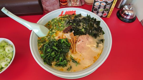 「海老塩ラーメン中盛り(106円)ほうれん草(1)」@ラーメン山岡家 松戸北小金店の写真