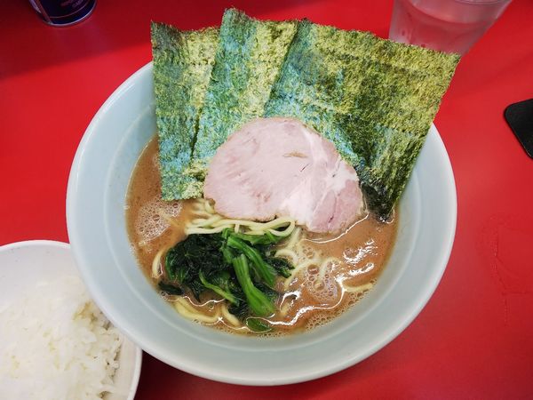 「並（カタメ）＋無料ライス　650円」@ラーメン堀田家の写真