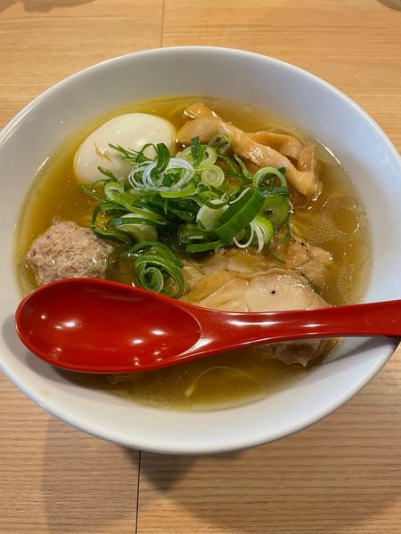 「鶏塩らぁ麺（大盛）+味玉」@焼鳥ヤタガラスの写真