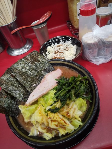 「ラーメン750円(全部普通)キャベツ100円半ライス60円」@IEKEI_TOKYO 王道家直系の写真
