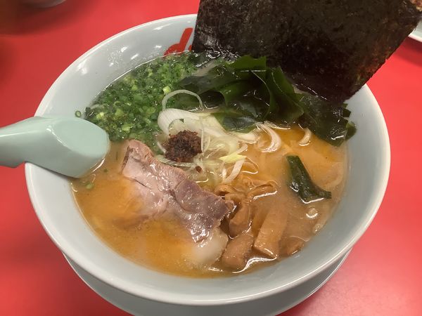 「えび塩らーめん 910円」@山岡家 千葉若葉区店の写真