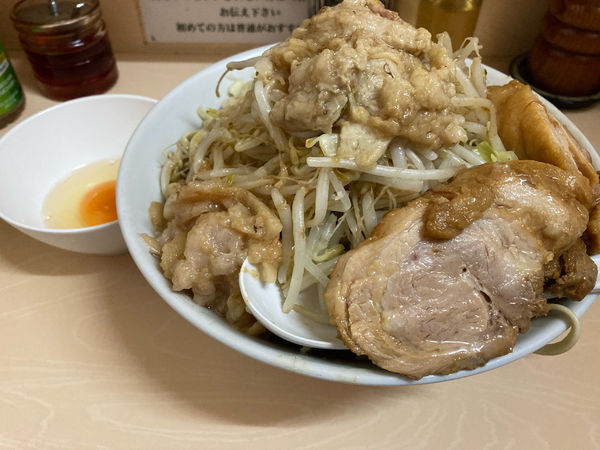 「ラーメン大盛(ニンニクアブラカラメ)+生卵」@自家製ラーメン 大者の写真