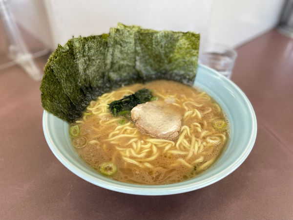 「ラーメン中盛り¥850、海苔¥120」@本牧家 本店の写真