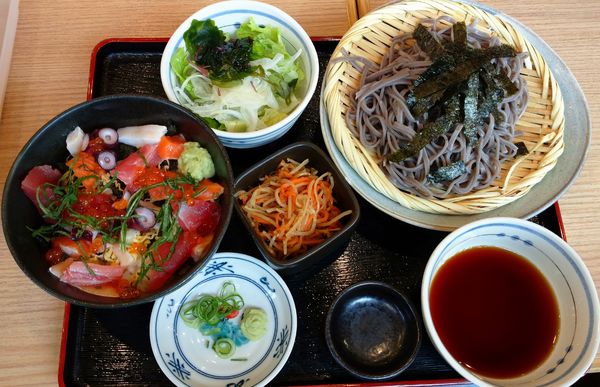 「ざるそばセット（1,050円）」@濱焼北海道魚萬 大森北口駅前店の写真