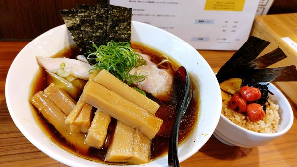 「醤油ワンタン麺・大盛・メンマ✘‎２・梅と昆布ごはん」@らぁめん 葉月の写真