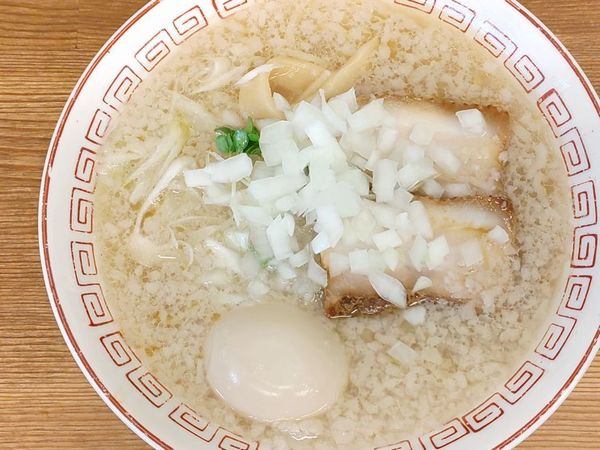 「ニンニク香るしおラーメン（背脂・玉葱入り）＋半熟味玉」@喜多方食堂 浅草本店の写真